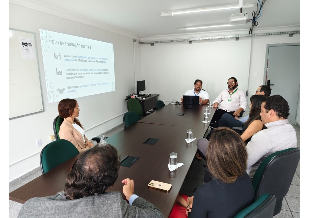 IFPB apresenta Polo de Inovação e Unidade Embrapii a comitiva da USP