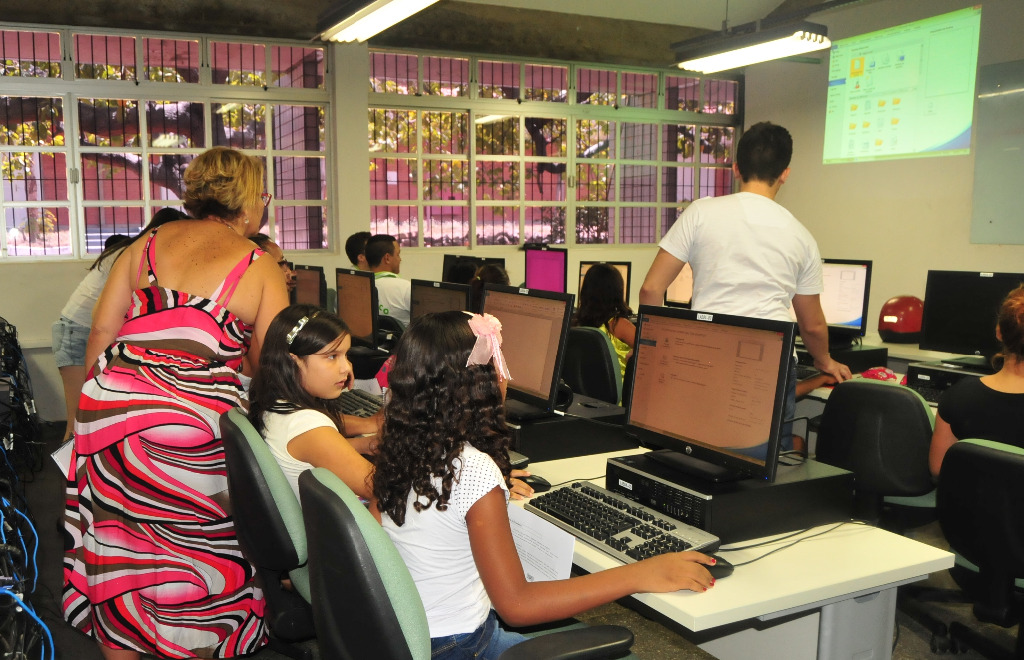 Alunos do Assentamento no Laboratório