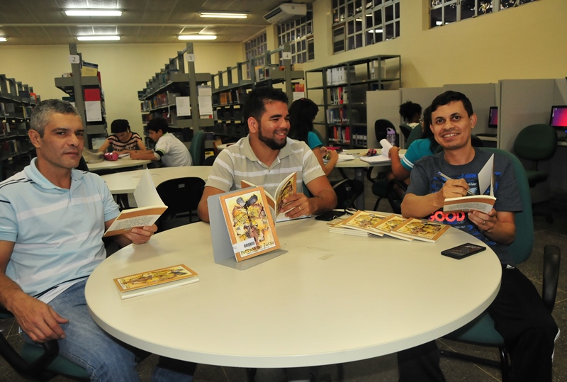 Professores Igor Arraes e George Glauber prestigiam o lançamento do livro