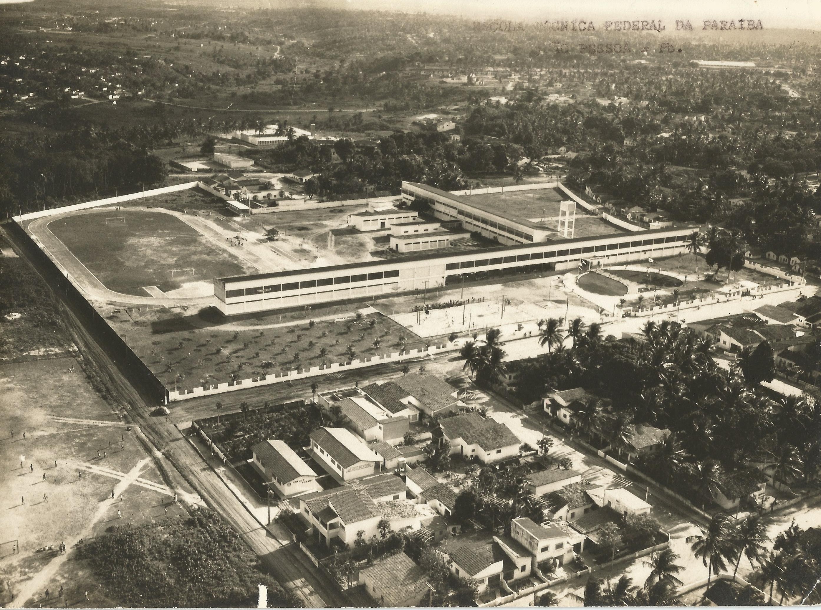 Vista aérea do prédio da Escola Técnica em Jaguaribe