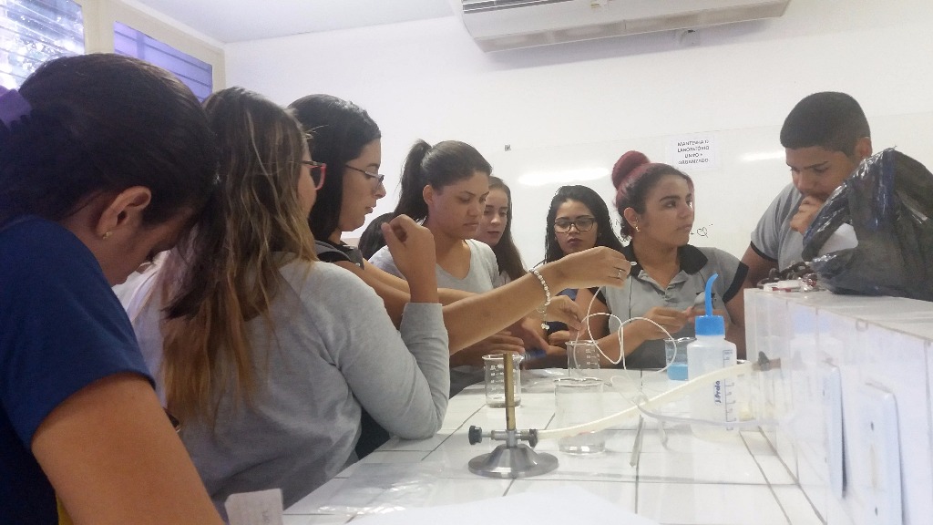 Jéssica Aguiar (ao centro) e turma durante a aula no laboratório novo.jpg