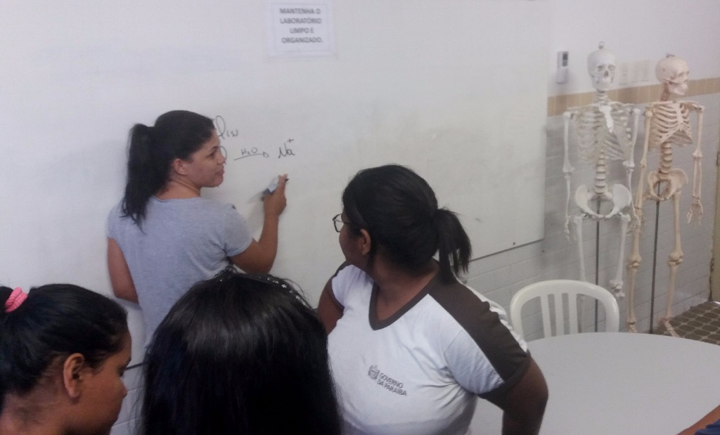 Jéssica dando aula no laboratório novo.jpg