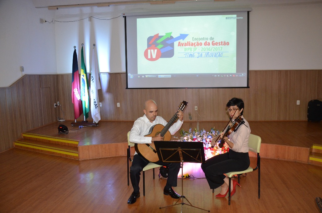 Vinícius Lucena (violão) e Ana Carolina Petrus (violino).JPG