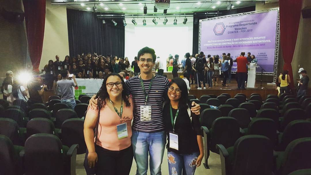 Diego, Mayra e Kynara durante a premiação.jpg