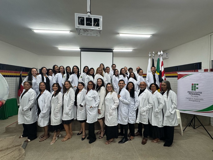 Alunos dos cursos técnicos em Cuidados de Idosos e Enfermagem receberam o símbolo de seu ingresso na área da saúde