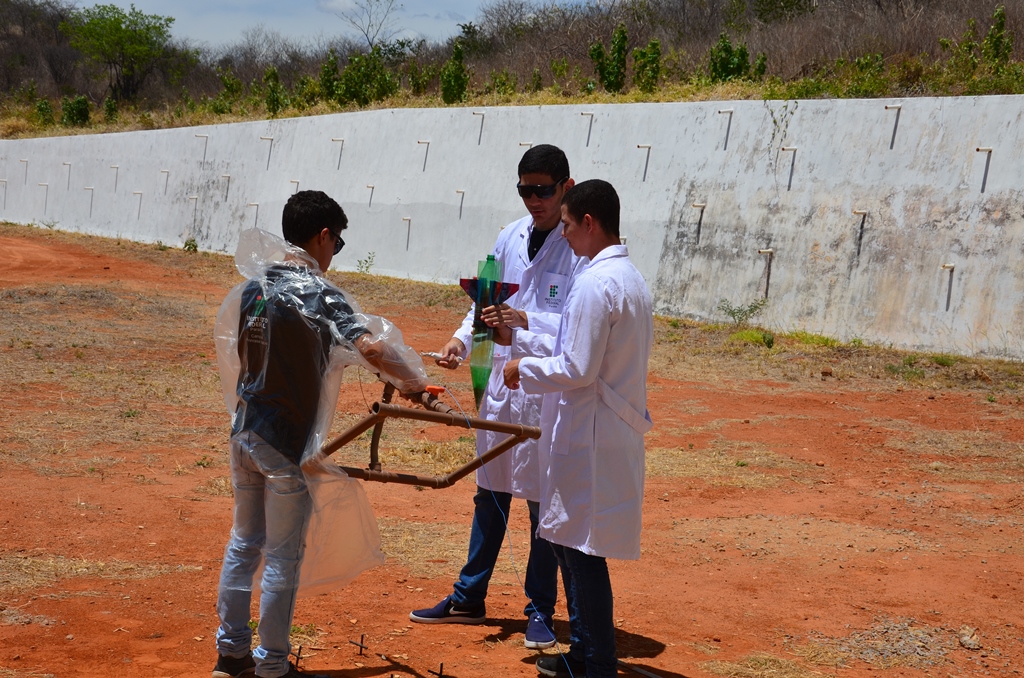 Foguete preparando lançamento.jpg