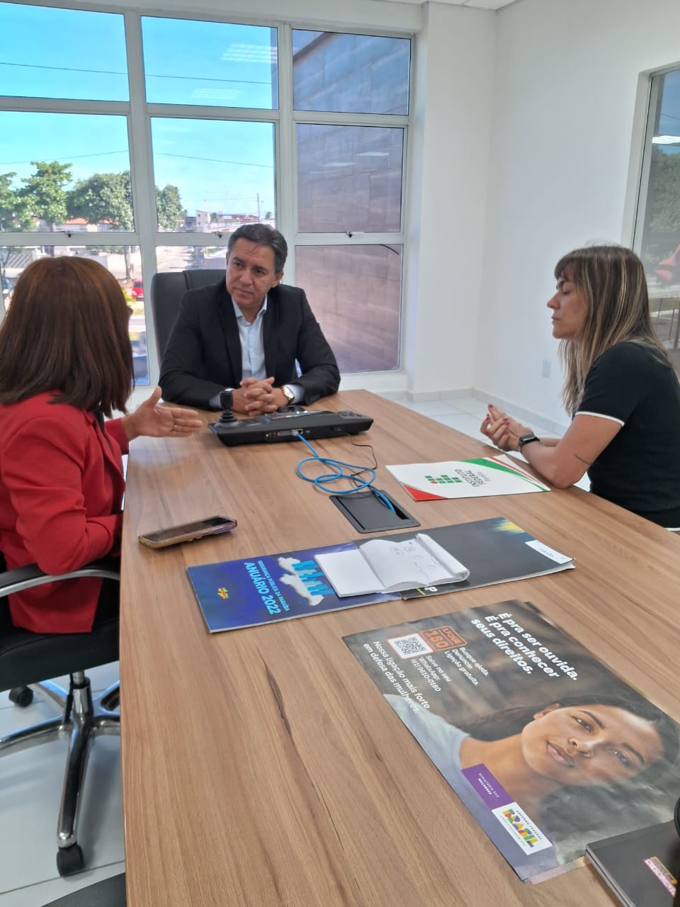 Reitora Mary Roberta e diretora-geral Turla Alquete em reunião com secretário da Segurança, Jean Nunes 10.jpeg