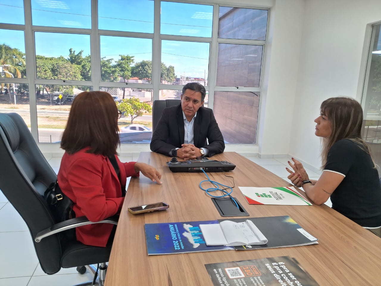 Reitora Mary Roberta e diretora-geral Turla Alquete em reunião com secretário da Segurança, Jean Nunes 11.jpeg