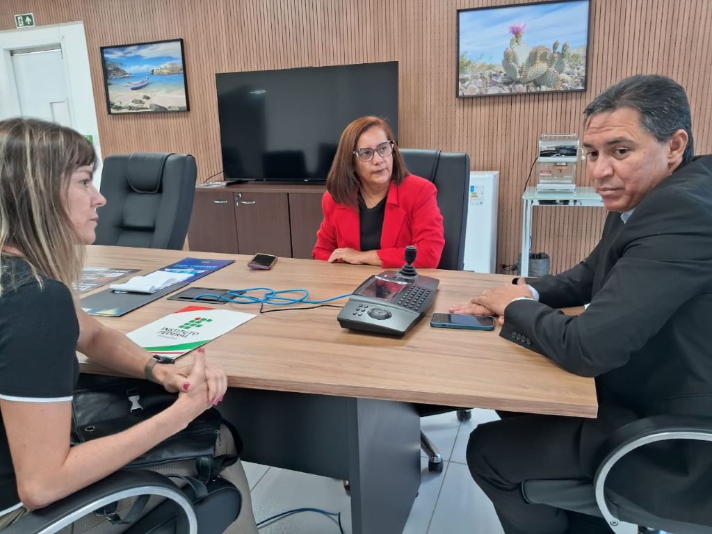 Reitora Mary Roberta e diretora-geral Turla Alquete em reunião com secretário da Segurança, Jean Nunes  2.jpg