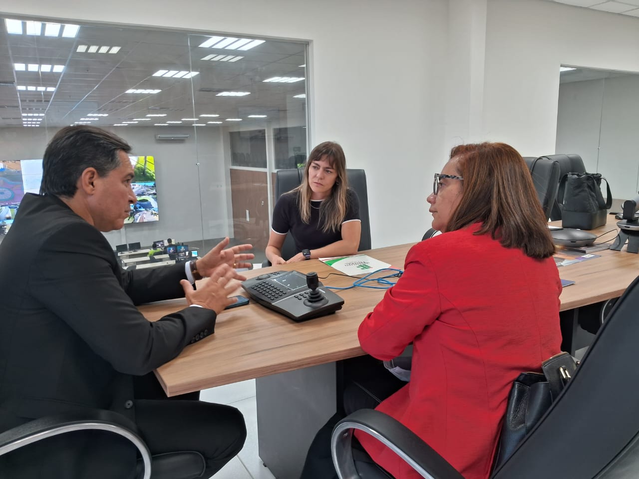 Reitora Mary Roberta e diretora-geral Turla Alquete em reunião com secretário da Segurança, Jean Nunes  4.jpeg