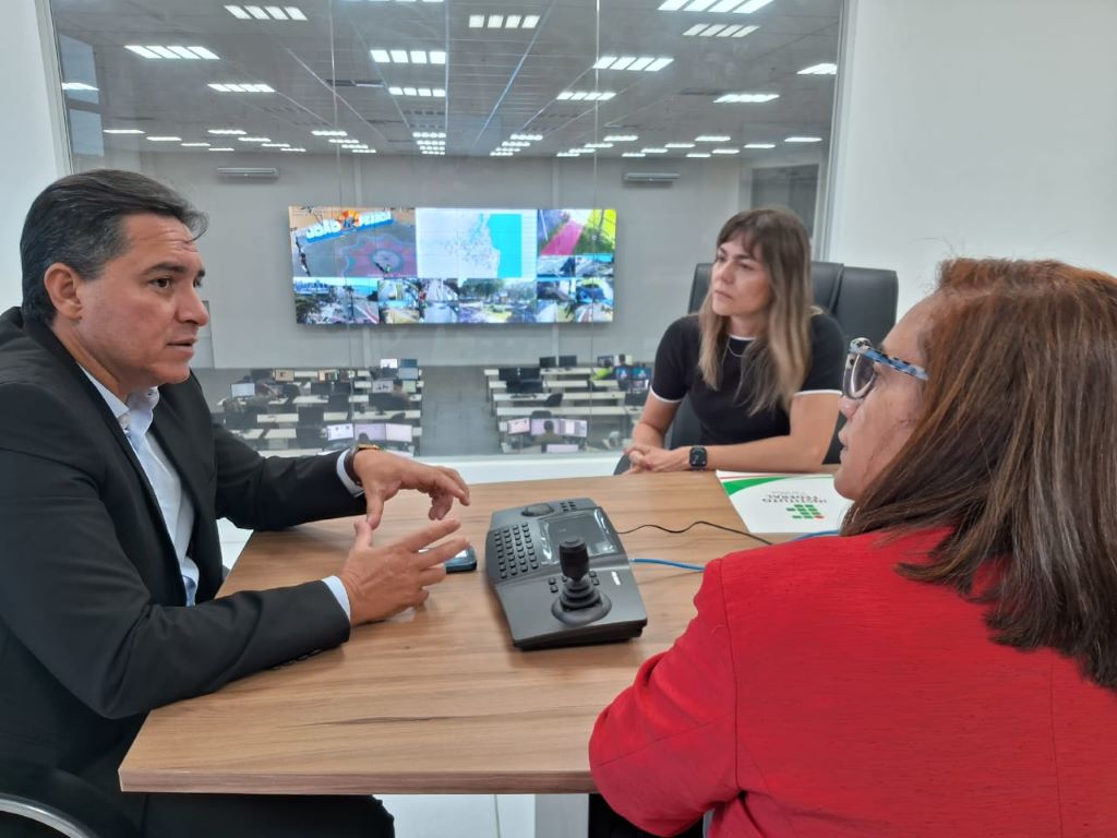 Reitora Mary Roberta e diretora-geral Turla Alquete em reunião com secretário da Segurança, Jean Nunes  5.jpg