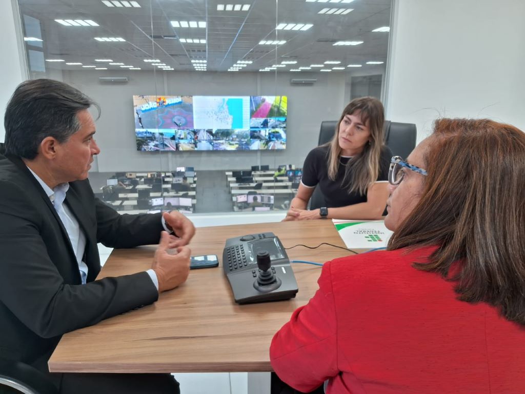 Reitora Mary Roberta e diretora-geral Turla Alquete em reunião com secretário da Segurança, Jean Nunes  8.jpg