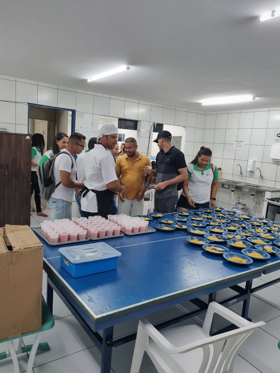 Estudantes Pedras de Fogo- Merenda recebendo.jpeg