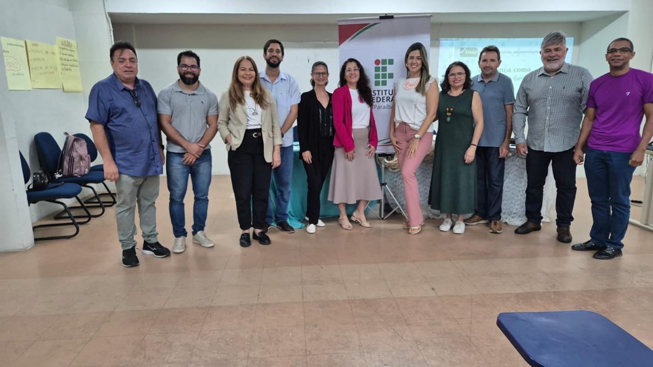 Turma do curso com a professora Heila