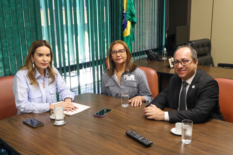 Reitora Mary Roberta, Maurício Motta, vice-presidente de Administração do Conif, e a senadora Daniella Ribeiro debate recomposição orçamentária da rede federal (5).jpeg